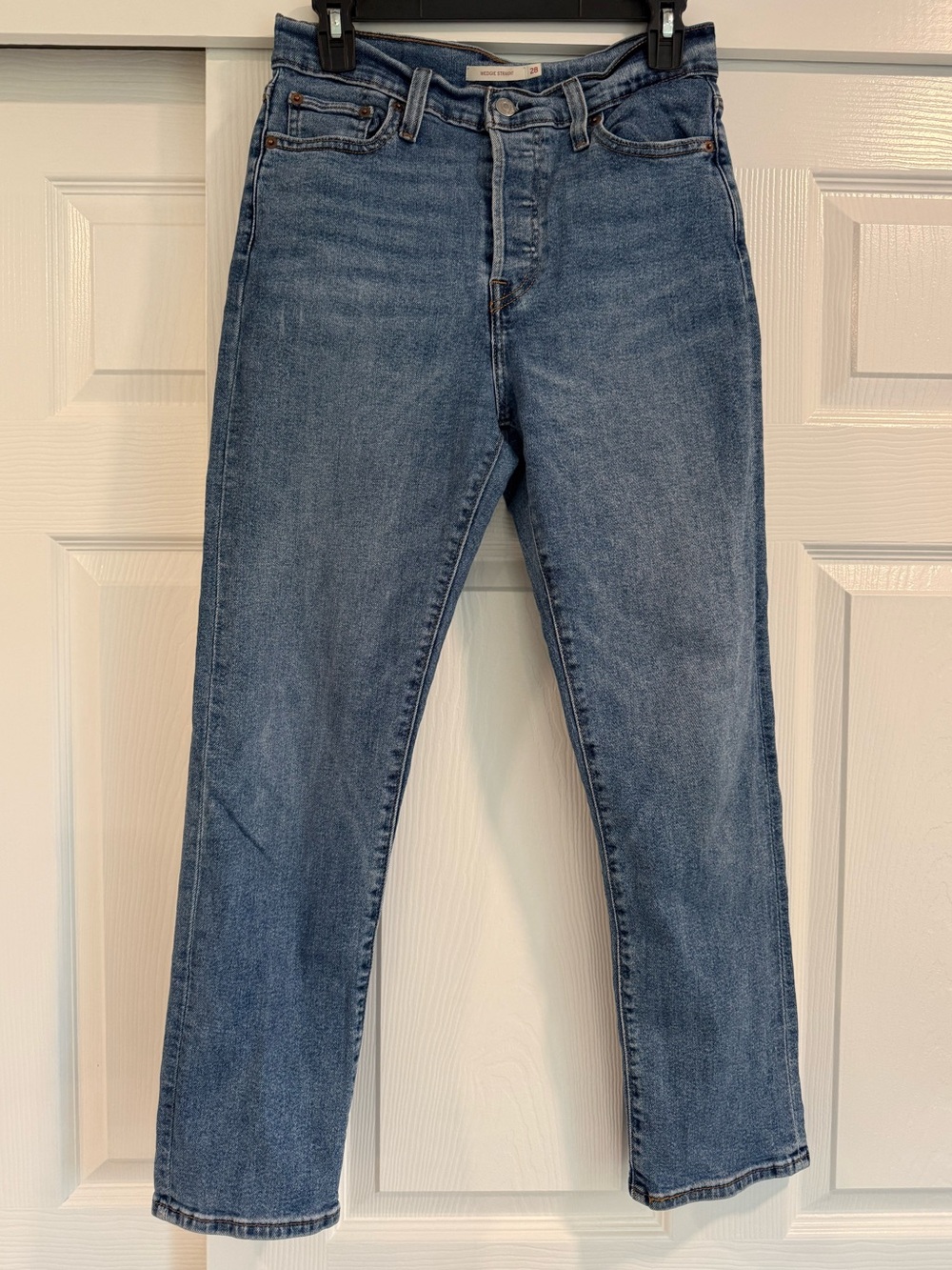 Levi’s Wedgie Straight High Rise Medium Wash Stretchy Cheeky Jeans